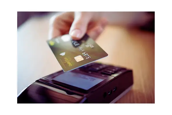 taxas invisíveis em viagens ao pagar com cartão no exterior