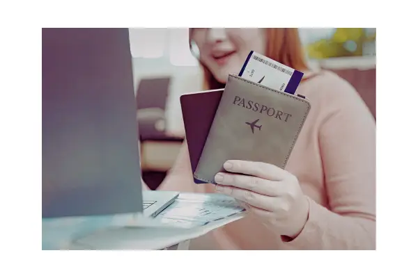 Planejamento de viagem internacional com passaporte e pesquisa de passagens aéreas