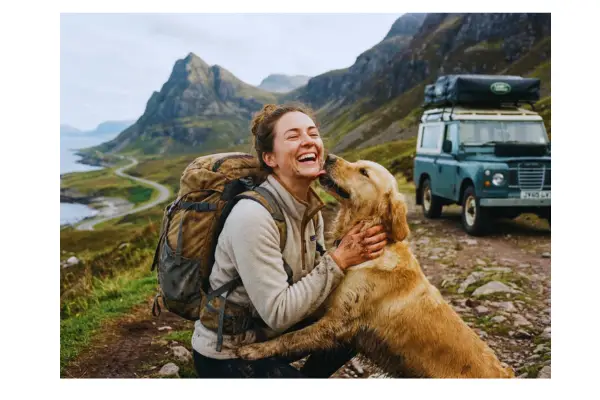 Tutor e cachorro aproveitando viagem juntos
