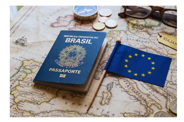 Seguro viagem obrigatório para a Europa: passaporte brasileiro e mapa do espaço Schengen